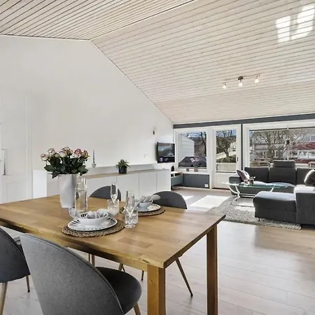 Sentralt I - Naere Ons Messen ستافانجر